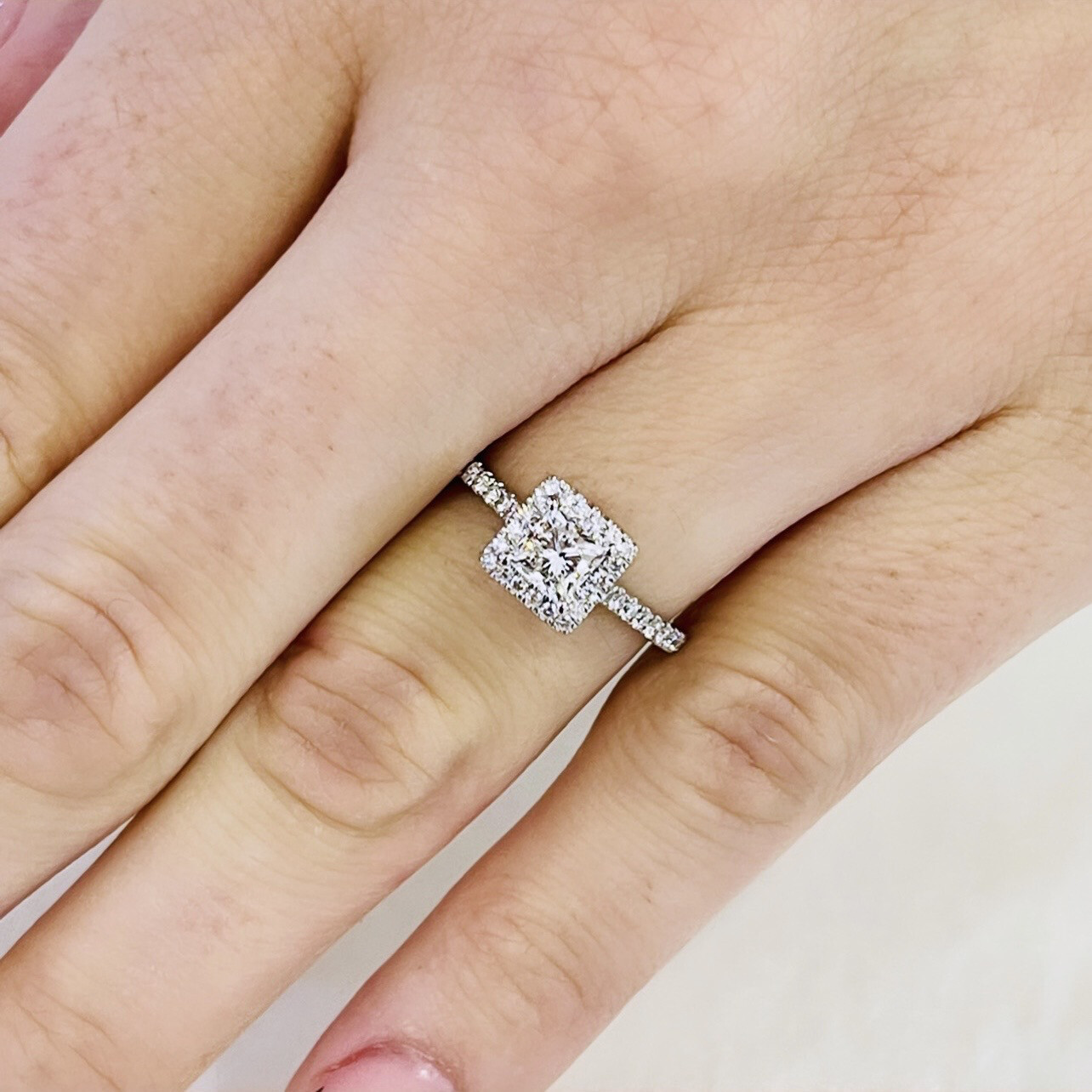 18K Weißgold Halo Princess Shape Diamant Verlobungsring