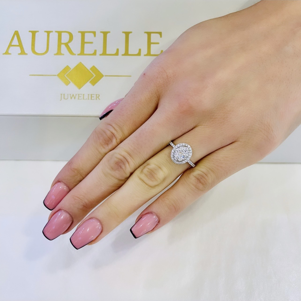 18K Weißgold Oval Shape Halo Illusion Diamant Verlobungsring