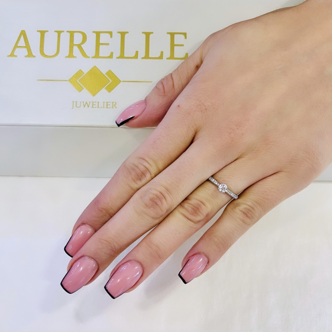 18K Weißgold Solitaire Mit Diamanten Auf Den Seiten