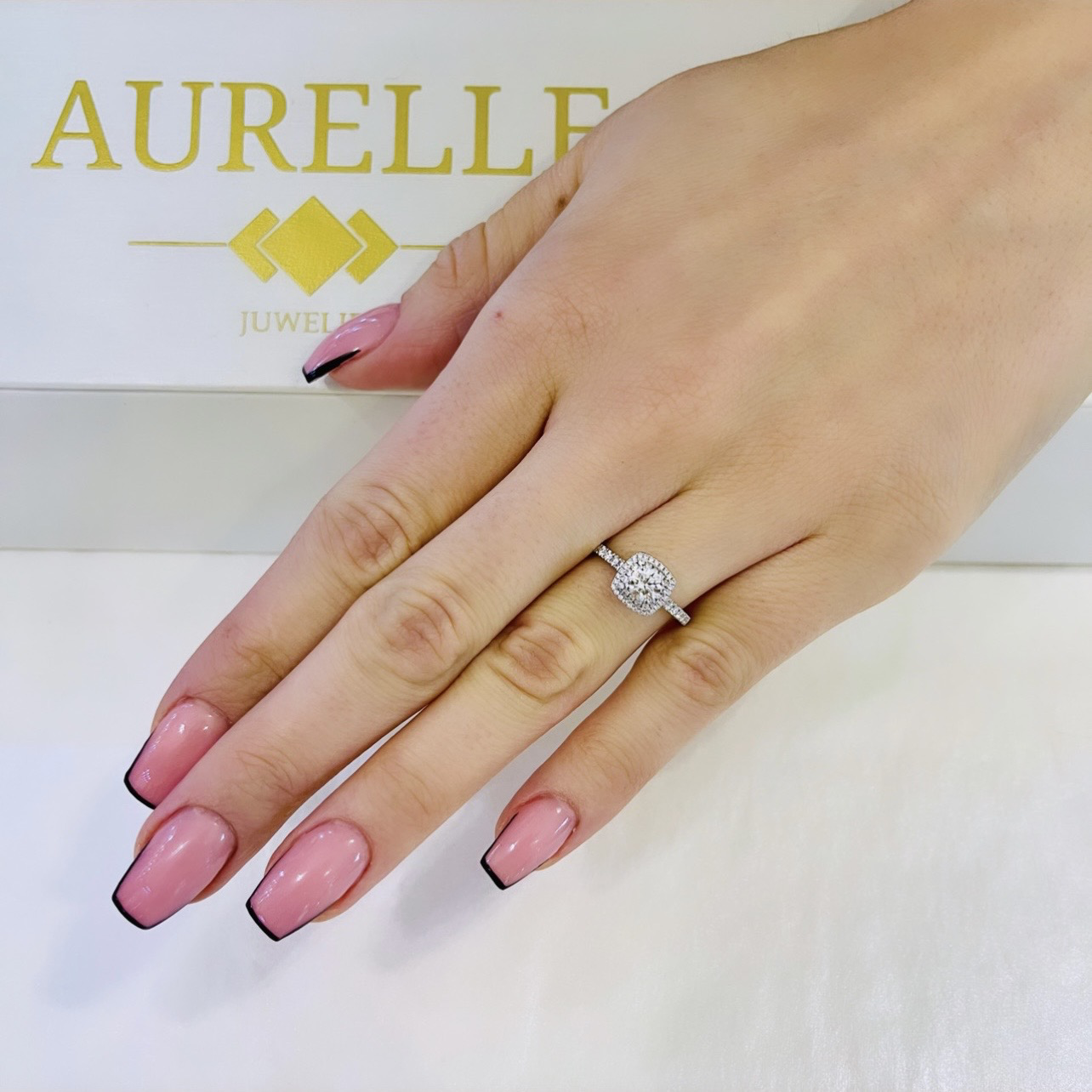 18K Weißgold Cushion Shaped Double Halo Verlobungsring