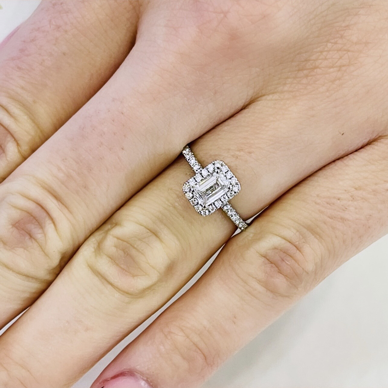 18K Weißgold Emerald Shaped Halo Diamanten Verlobungsring mit Pave