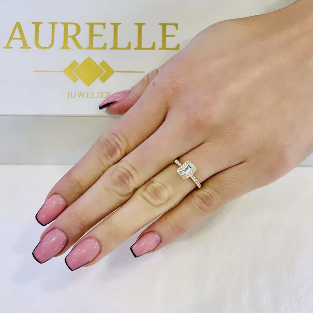 18K Gelbgold Emerald Shaped Halo Diamanten Verlobungsring mit Pave