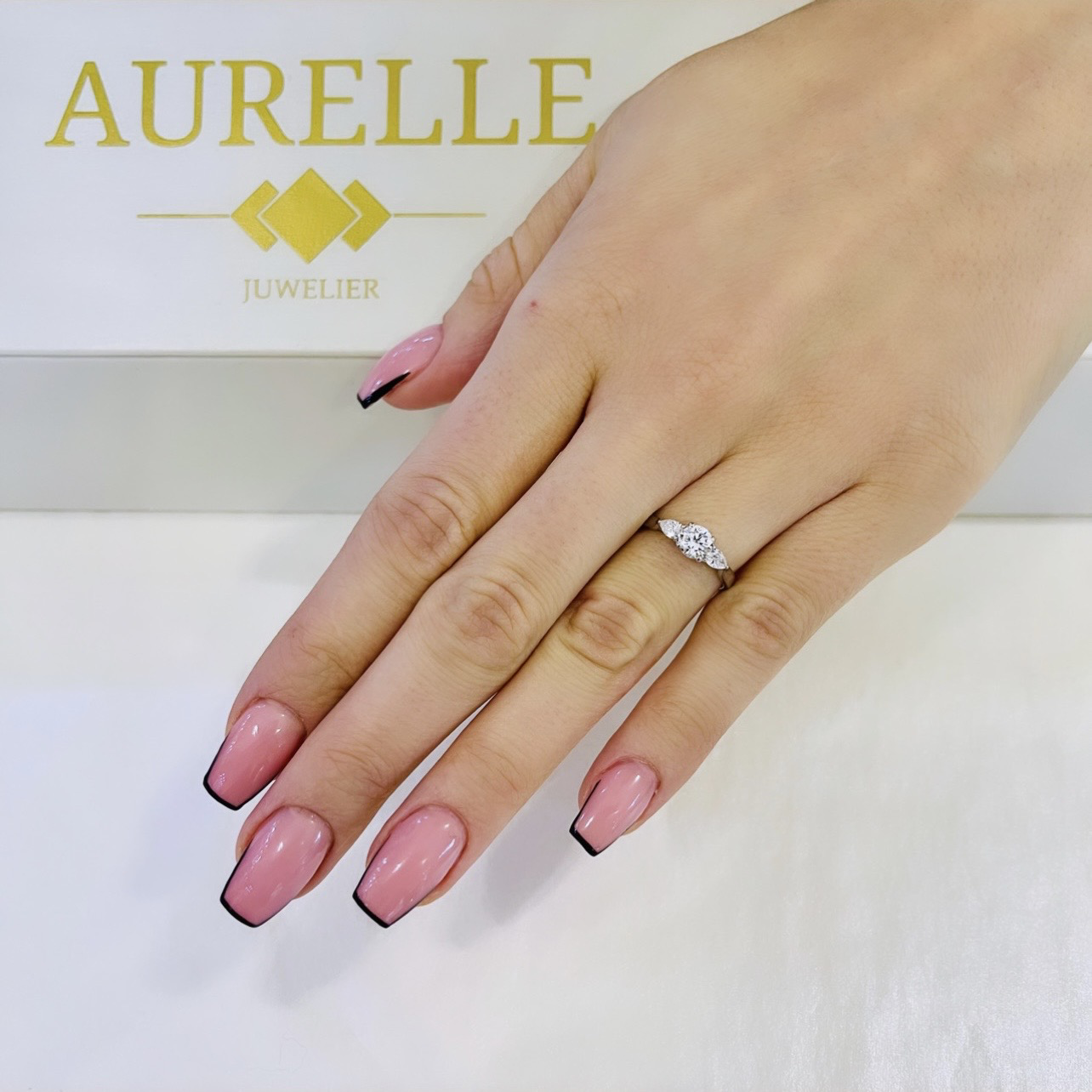 18K Weißgold Solitaire Mit Diamanten Auf Den Seiten