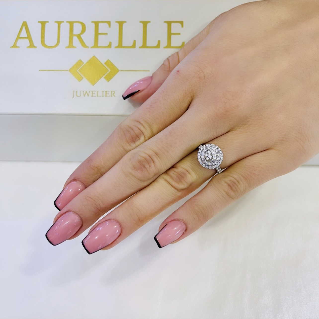 18K Weißgold Round Shaped Double Halo Diamanten Verlobungsring mit Pave