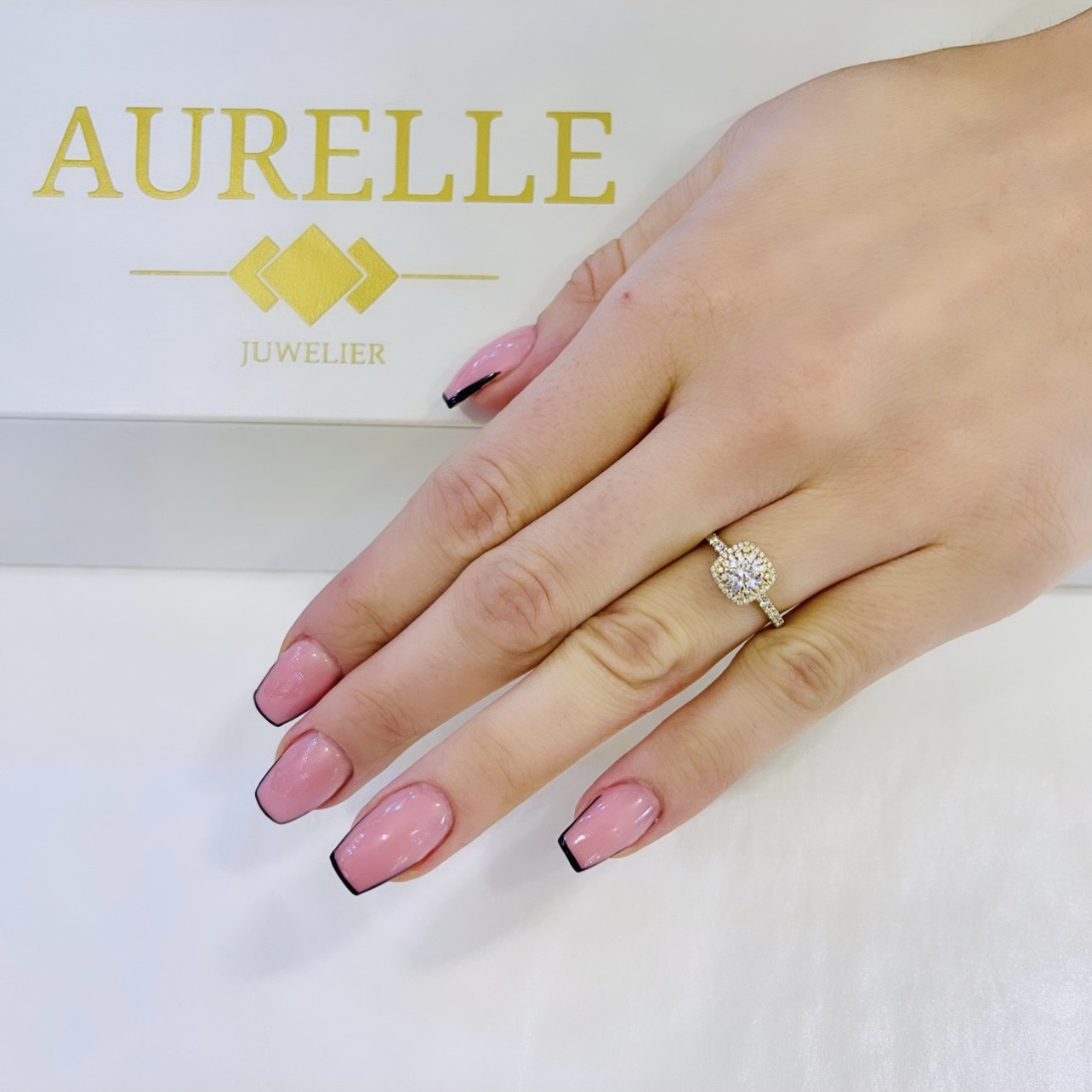 18K Gelbgold Cushion Shaped Double Halo Diamanten Verlobungsring mit Pave