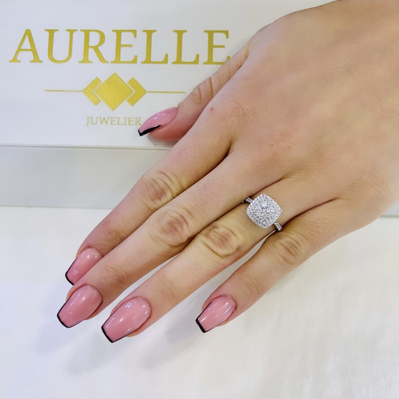 18K Weißgold Cushion Shaped Double Halo Illusions Verlobungsring