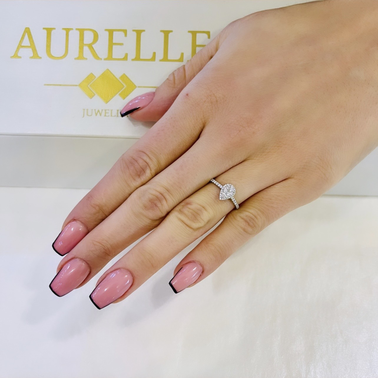 18K Weißgold Peer Shaped Halo Illusion Diamanten Verlobungsring