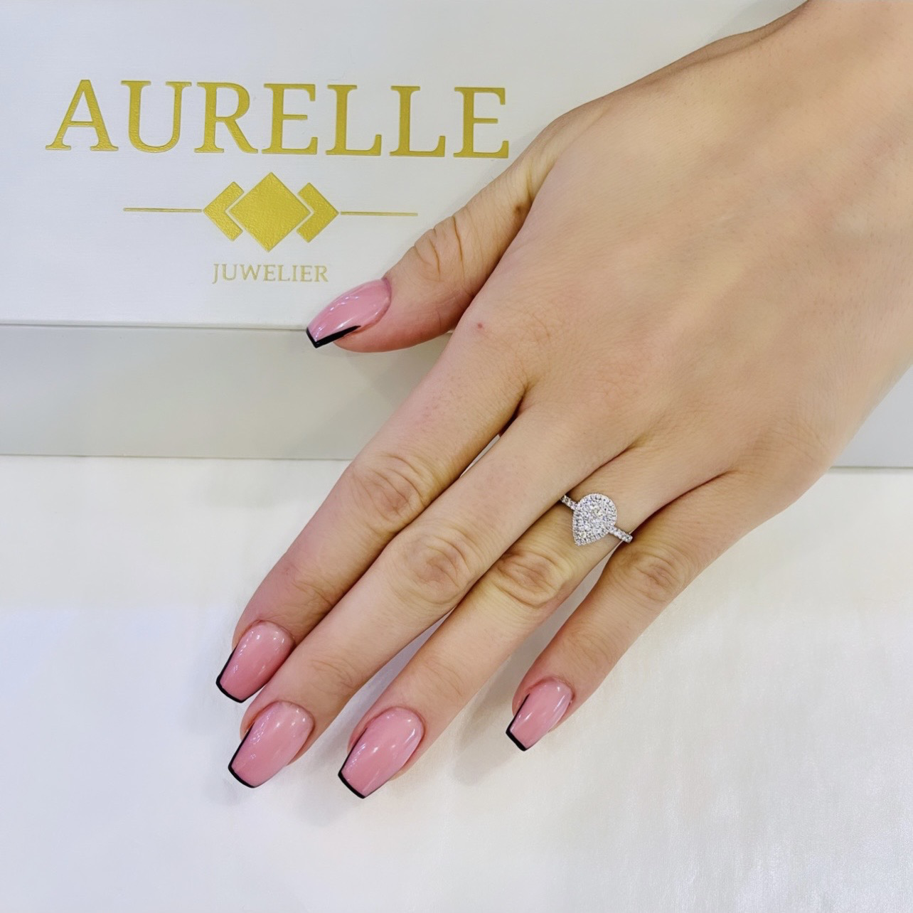 18K Weißgold Peer Shaped Halo Illusion Diamanten Verlobungsring