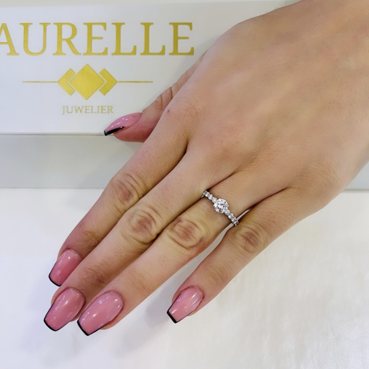 18K Weißgold Solitaire Mit Diamanten Auf Den Seiten