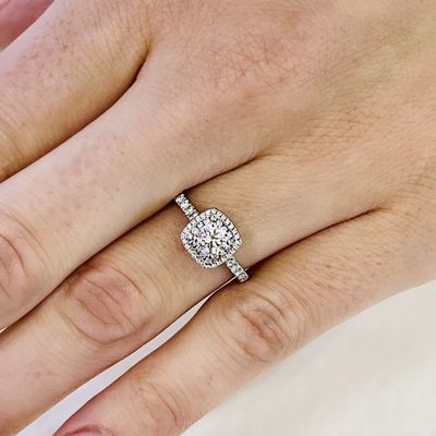 18K Weißgold Cushion Shaped Halo Verlobungsring 18K Weißgold Cushion Shaped Halo Verlobungsring