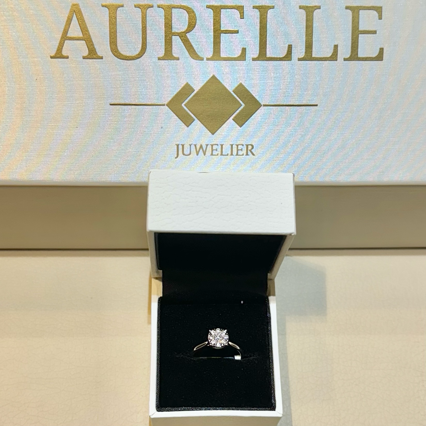 18K Weißgold Solitaire Illusion Verlobungsring