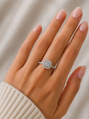 18K Weißgold Cushion Shaped Halo Illusions Verlobungsring 18K Weißgold Cushion Shaped Halo Illusions Verlobungsring