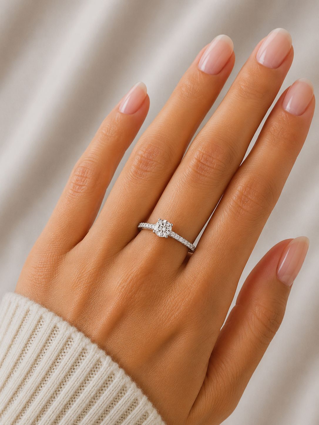 18K Weißgold Solitaire Mit Diamanten Auf Den Seiten