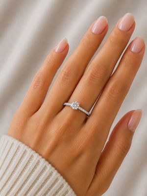 18K Weißgold Solitaire Mit Diamanten Auf Den Seiten 18K Weißgold Solitaire Mit Diamanten Auf Den Seiten