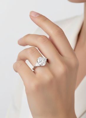 18K Weißgold Oval Shaped Ring mit Triangel Seite Steine Verlobungsring