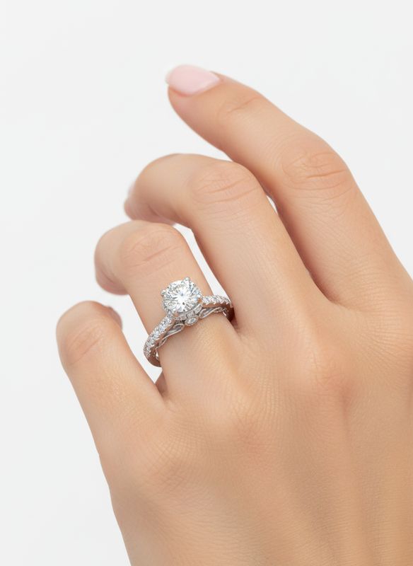 18K Weißgold Solitaire Mit Diamanten Auf Den Seiten 18K Weißgold Solitaire Mit Diamanten Auf Den Seiten