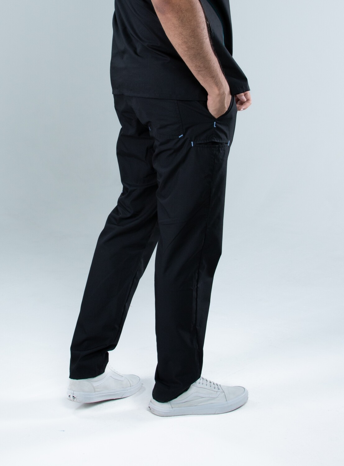 Pantalón hombre bolsillos laterales cinta ajustable negro y contrastes