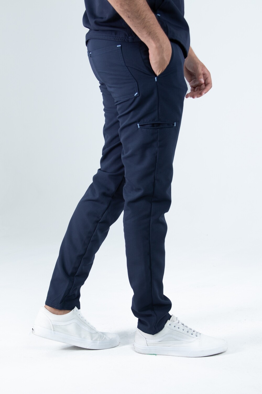 Pantalón hombre bolsillos laterales cinta ajustable navy y contrastes