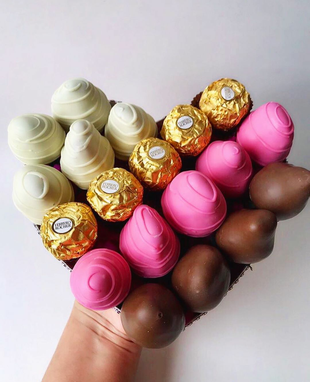 Corazón de 14 Fresas + 5 Ferrero
