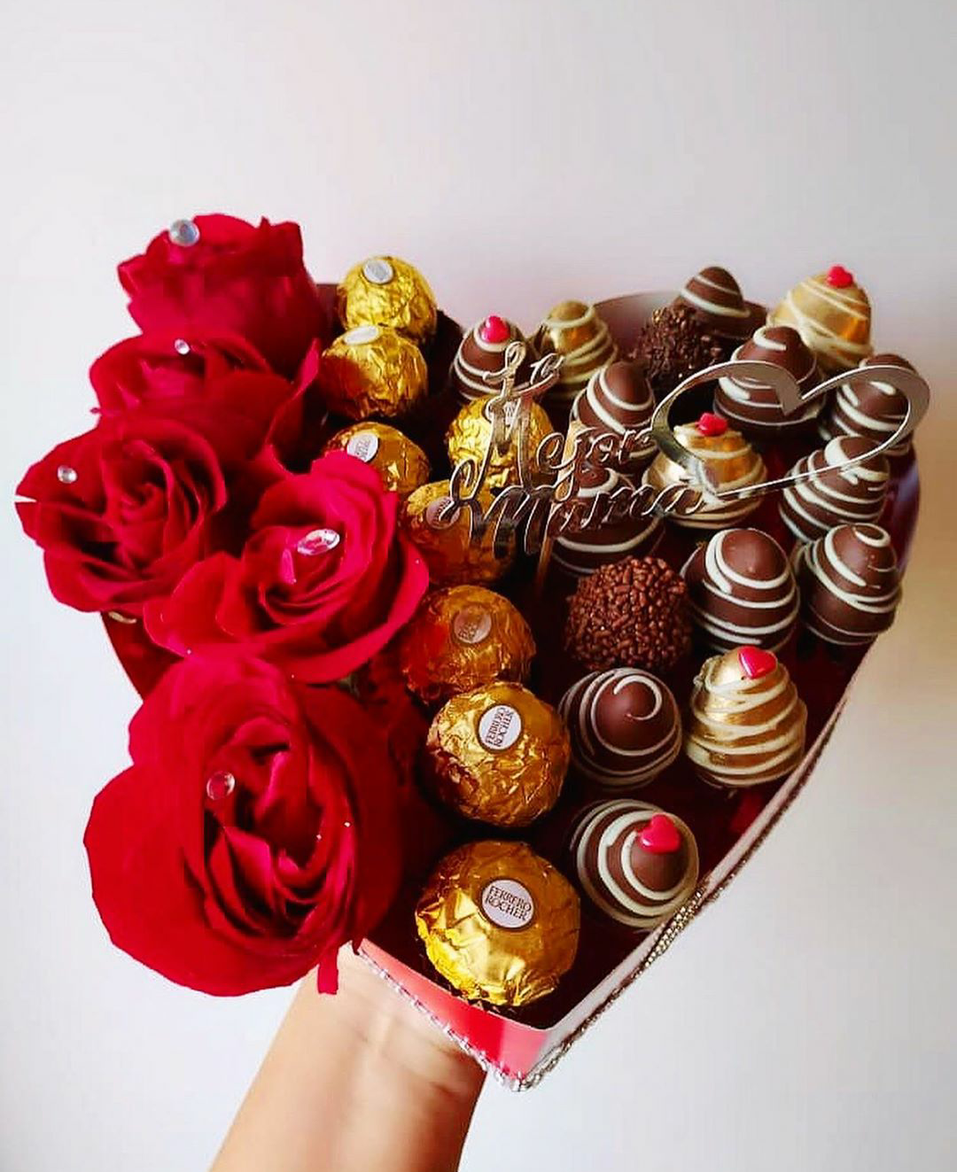 Corazón de 16 Fresas + 6 Rosas + 5 Ferrero