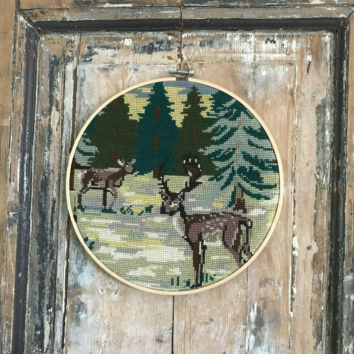 Twee hertjes in het bos, borduurwerk in deco-ring