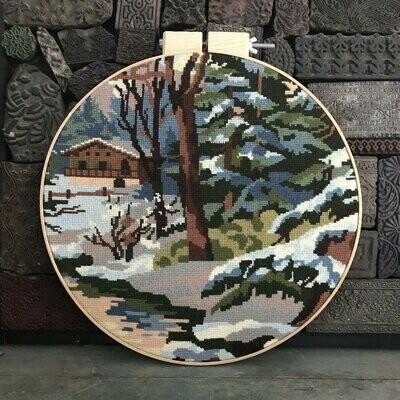 Boshut in het besneeuwde bos, borduurwerk in deco-ring