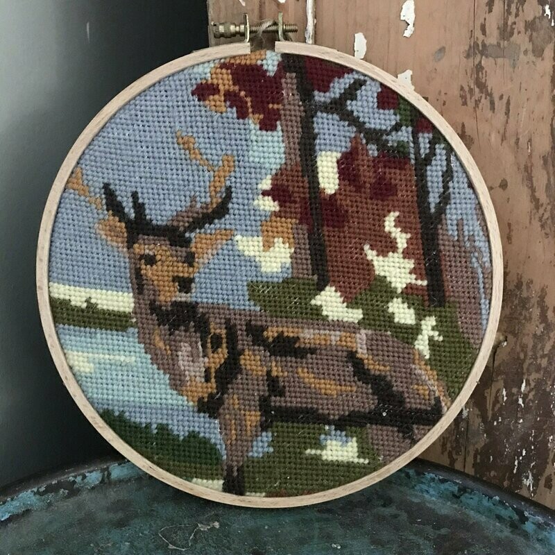 Hertje in het bos, borduurwerk in deco-ring