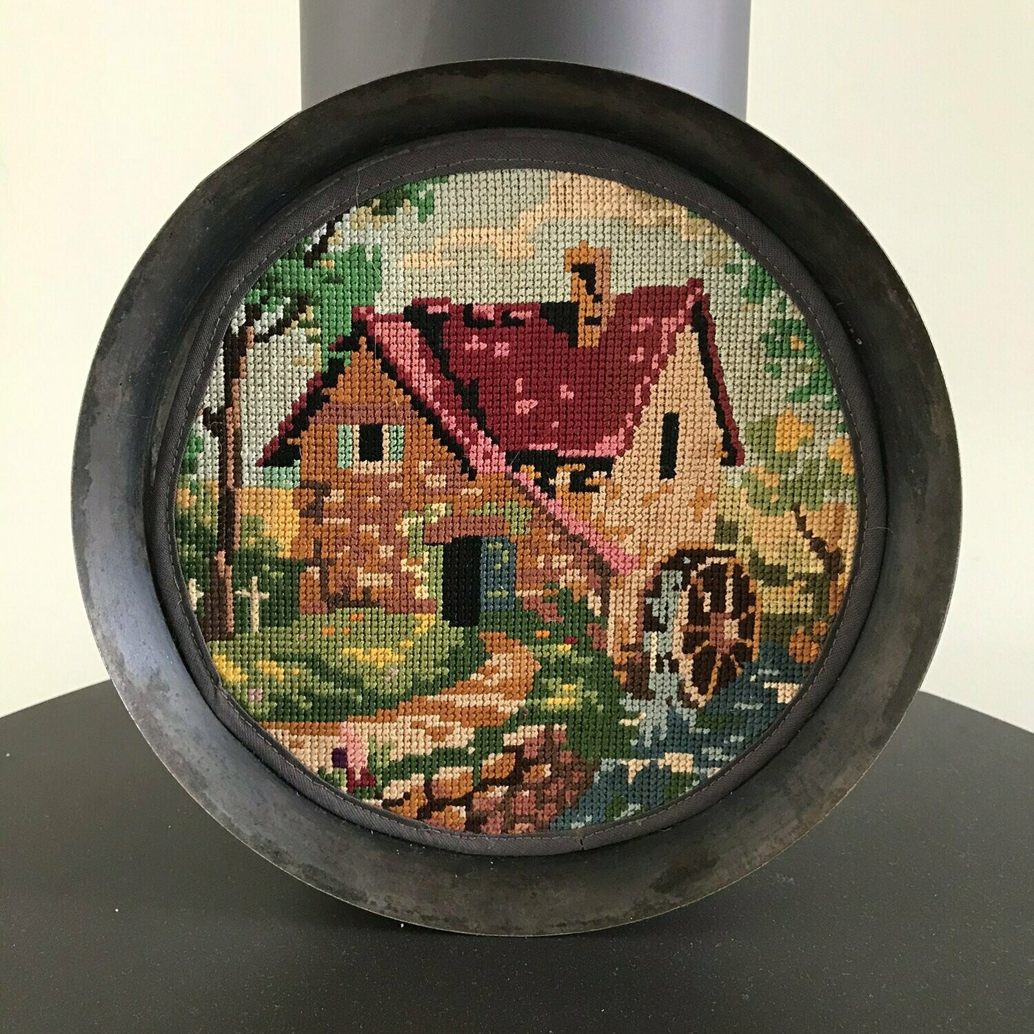 Watermolen bij de rivier, borduurwerk in deco-bakblik