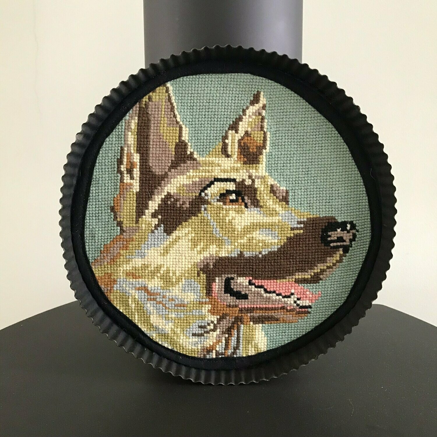 Herdershond, borduurwerk in deco-vlaaiblik