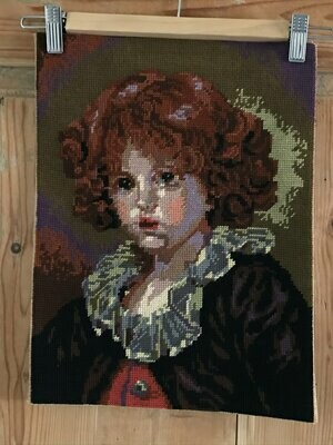 Borduurwerk (roodbruin/lila) 'petit garçon au gilet rouge' (jongetje met rood gilet), naar een schilderij van J.B. Greuze