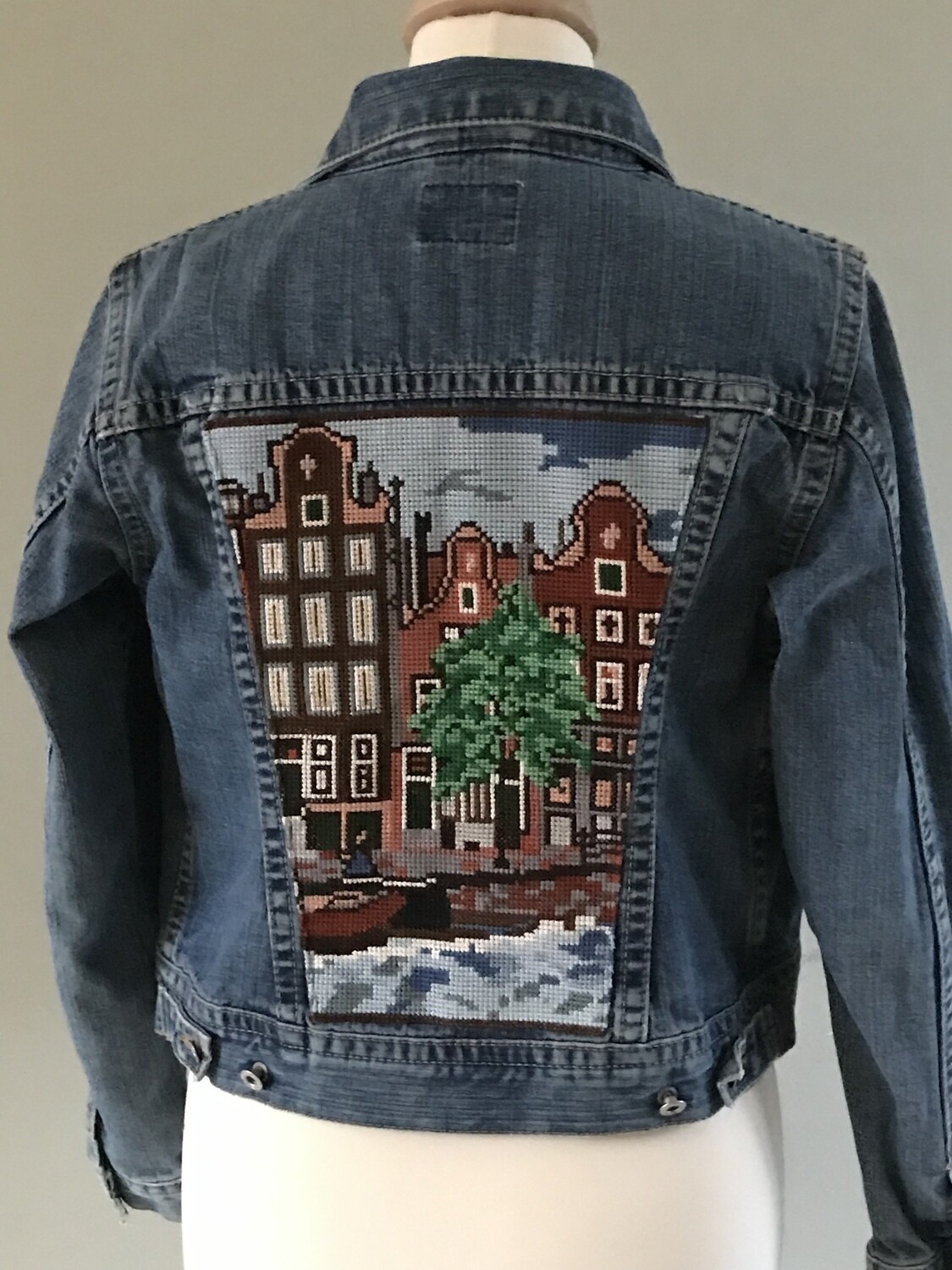 Spijkerjack met borduurwerk grachtenpanden