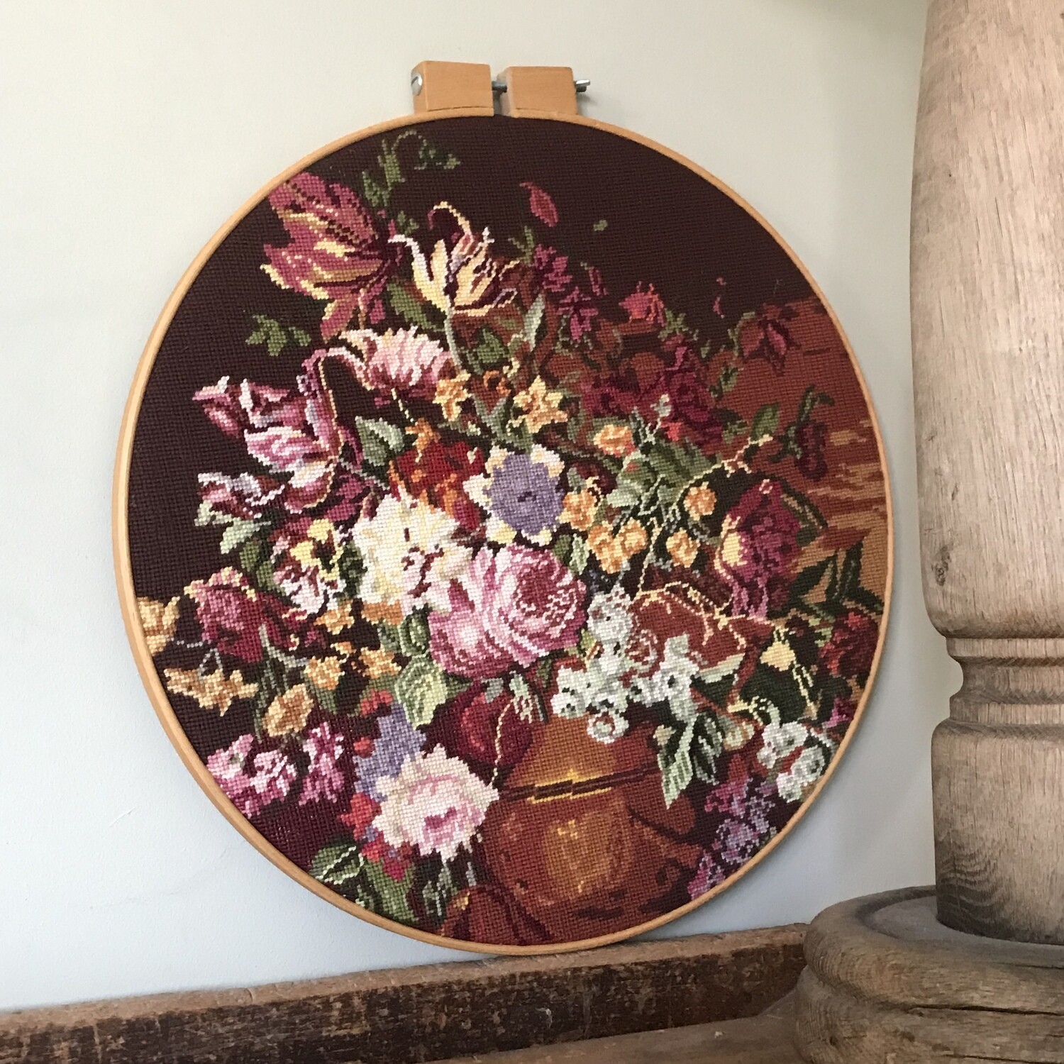 Veldboeket bloemen in vaas, borduurwerk in deco-ring