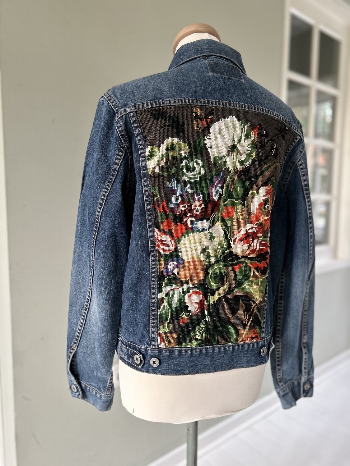 Spijkerjack met borduurwerk boeket bloemen