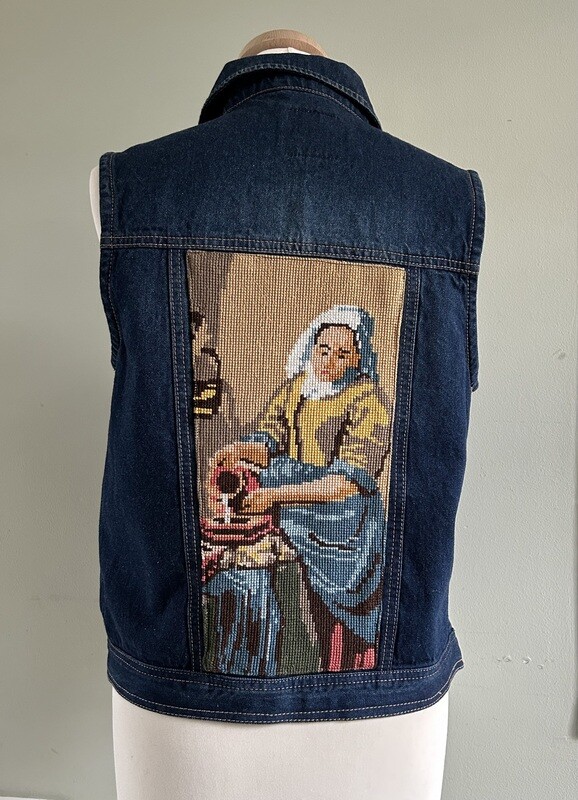 Mouwloos spijkerjack met borduurwerk Het melkmeisje. Mt M / 38