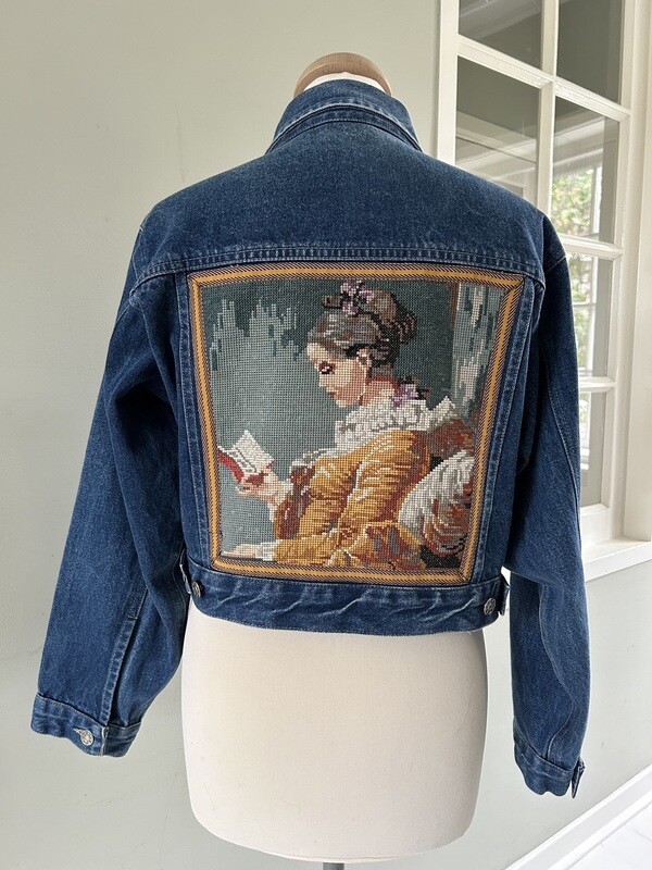Spijkerjack blauw met borduurwerk lezende dame