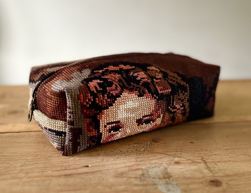 Make-up tasje van borduurwerk ‘meisje aan het venster’