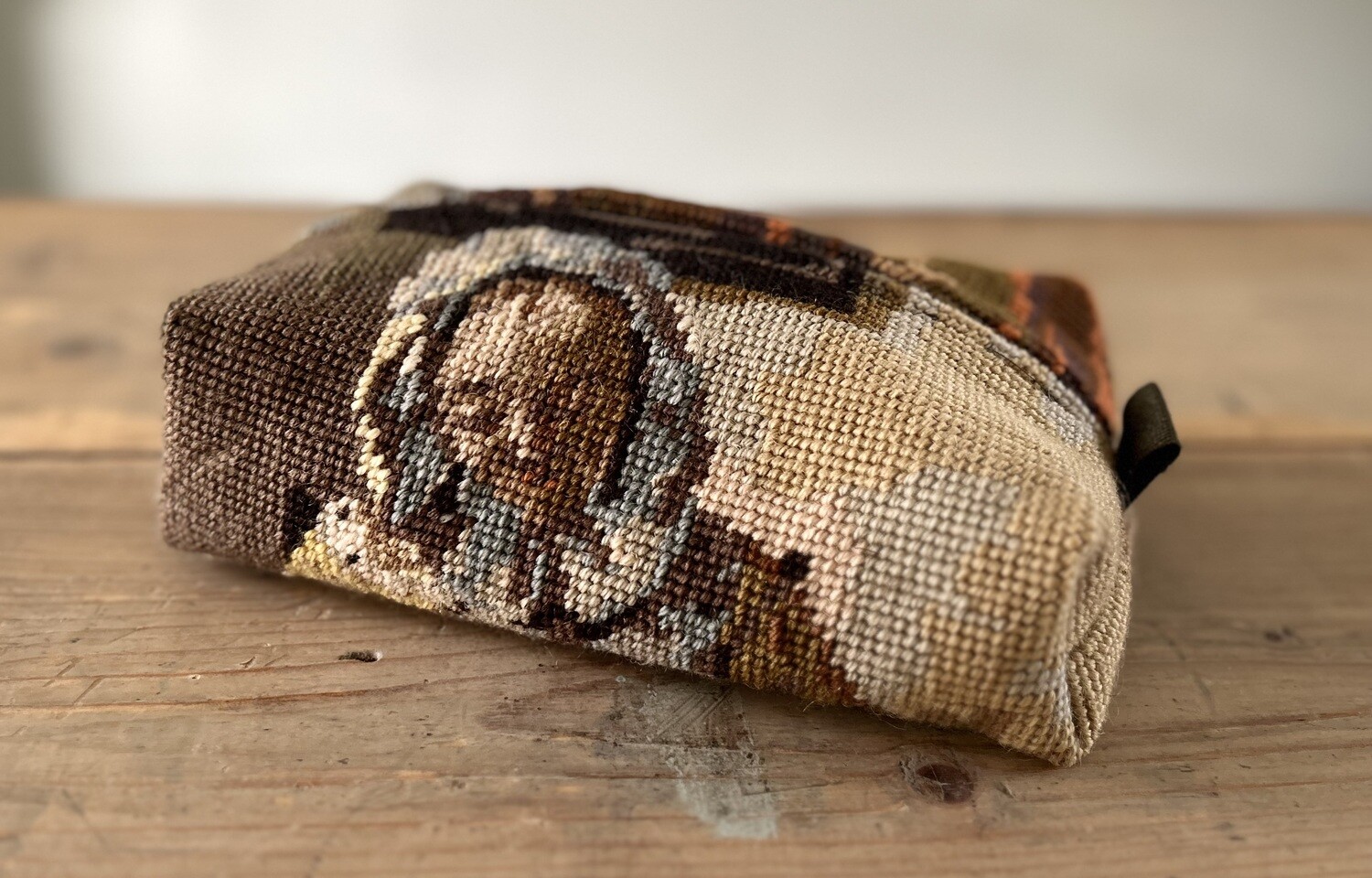 Make-up tasje van borduurwerk ‘keukenmeid met vogel’