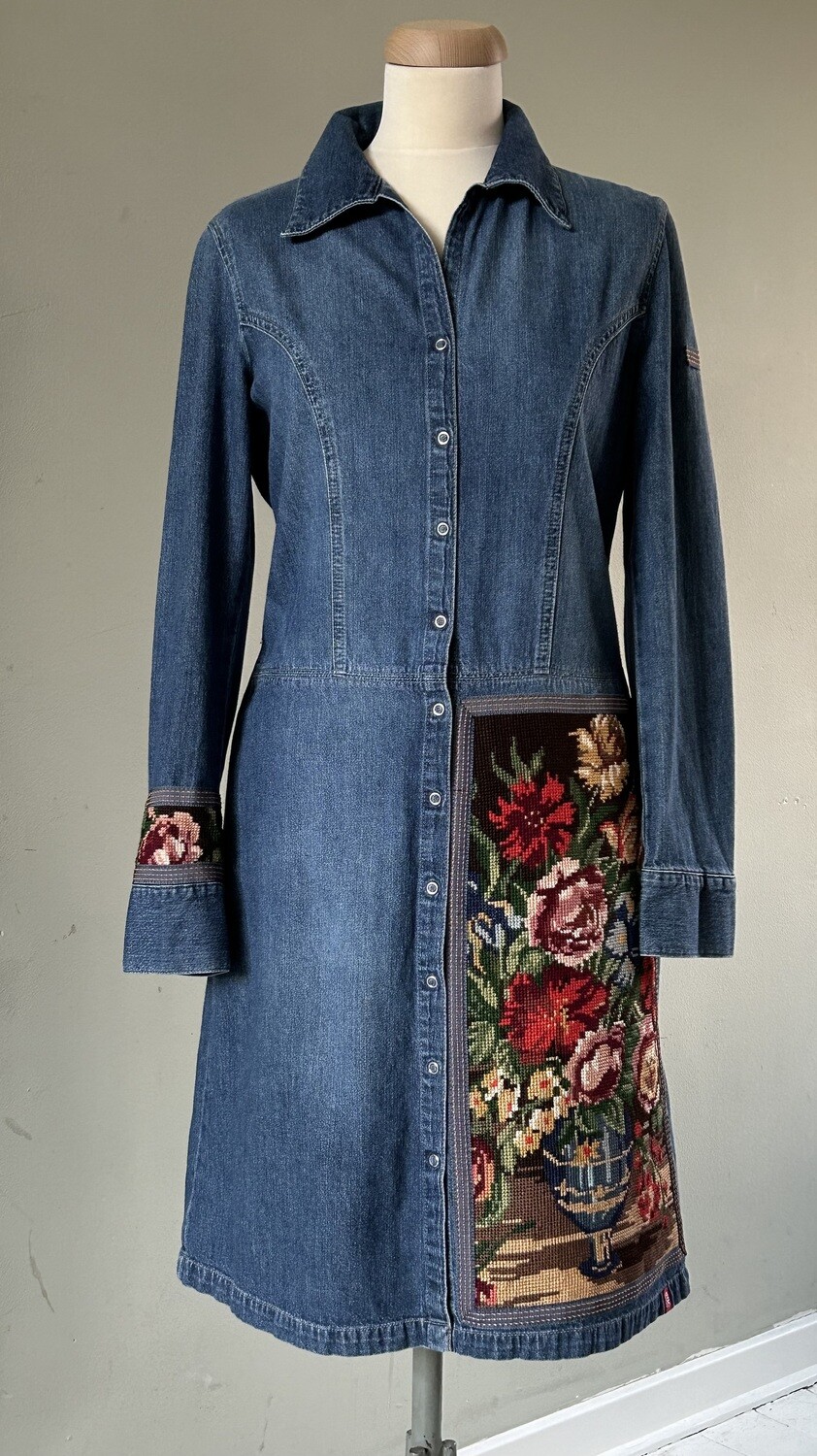 Spijkerjurk met borduurwerk boeket bloemen