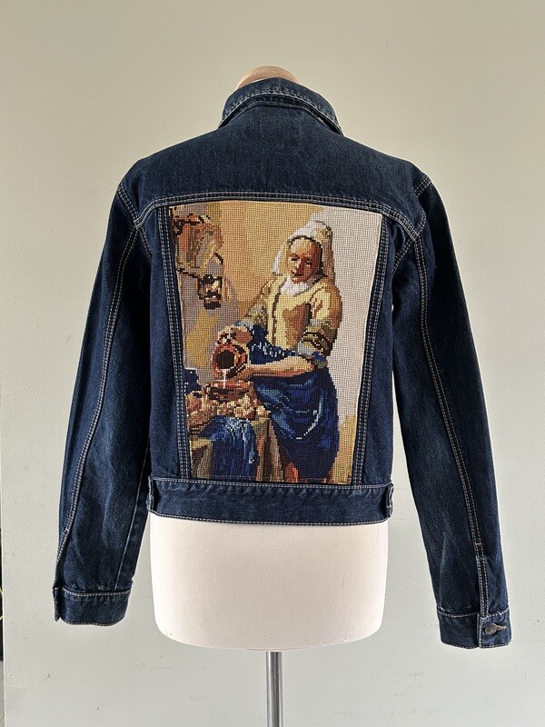 Spijkerjack donker blauw met borduurwerk ‘Het melkmeisje’ van Vermeer