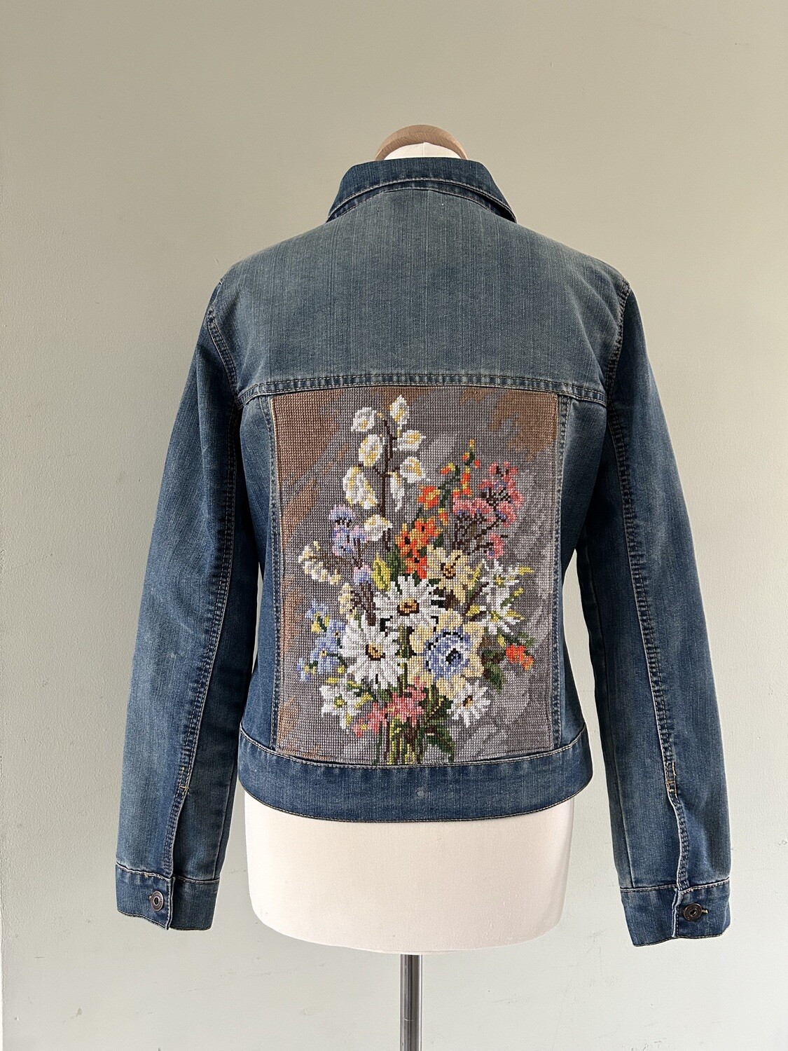 Spijkerjack met borduurwerk boeket bloemen (grijze/taupe achtergrond)