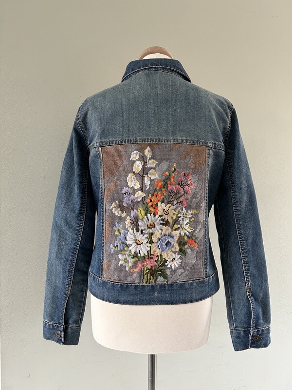 Spijkerjack met borduurwerk boeket bloemen (grijze/taupe achtergrond)