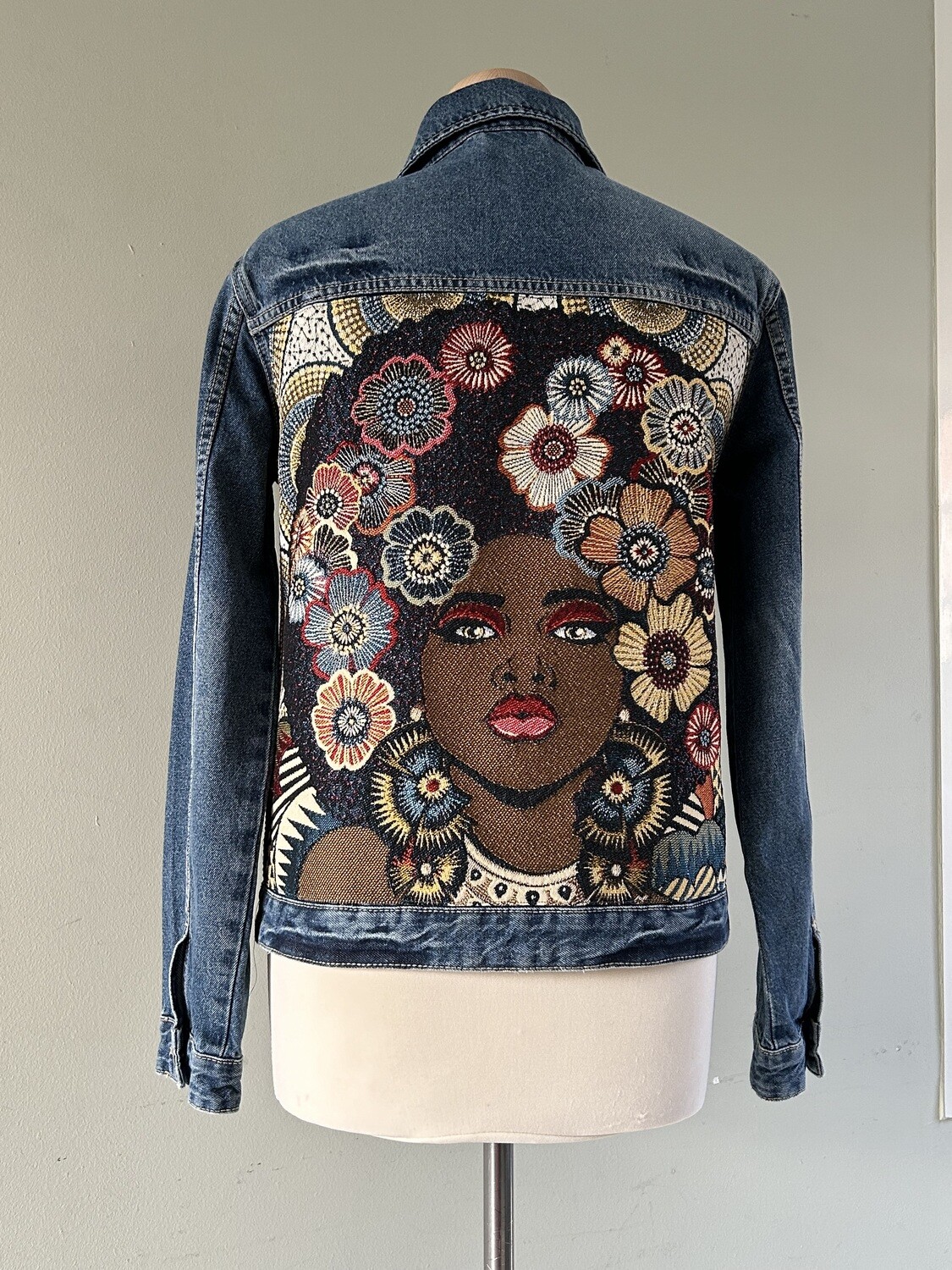Spijkerjack met gobelin paneel geïnspireerd op flowerpower