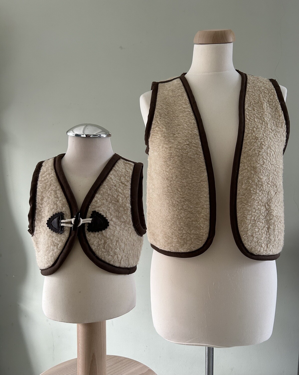 Bodywarmer / gilet (kind) wol (dekenstof), met houtje touwtje sluiting