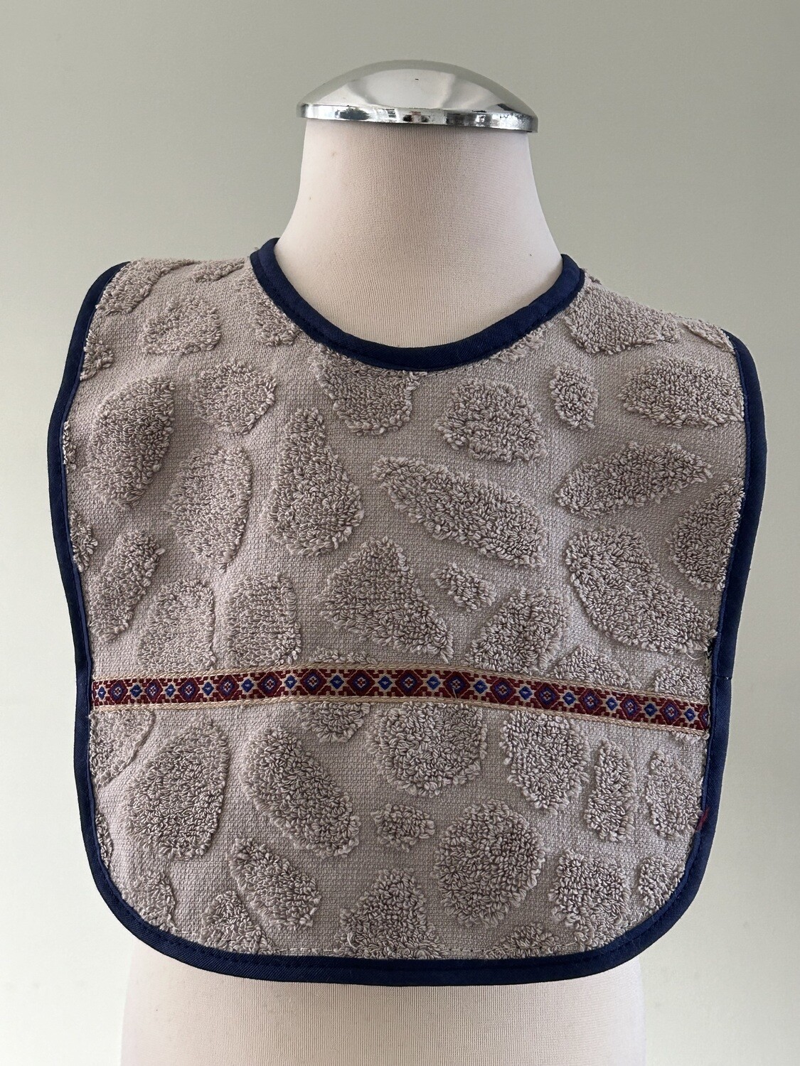 Slabbetje, taupe, reliëf badstof, ruitjes sierband en blauw afgebiesd