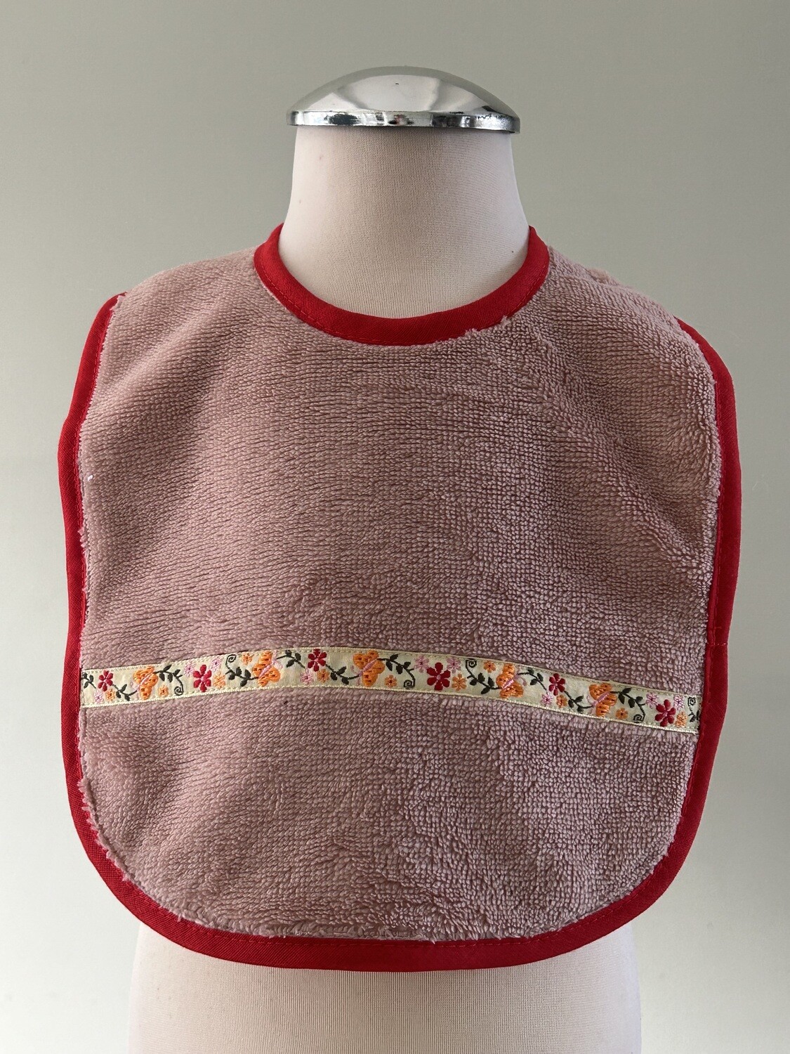 Slabbetje, zalm roze en geel bloemetjes sierband, rood afgebiesd