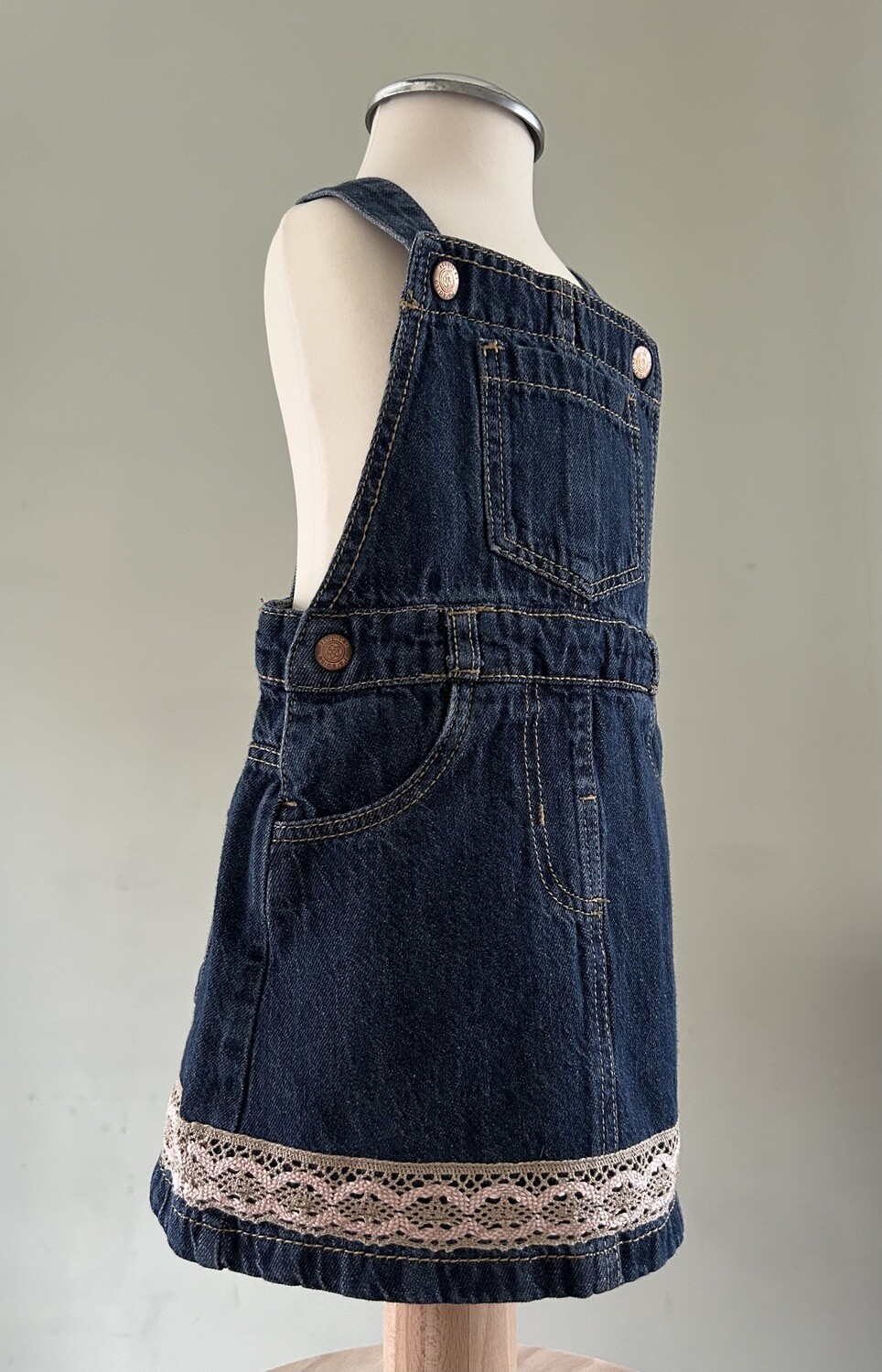 Baby overgooier denim, zalmroze/taupe sierbandje. Mt 86