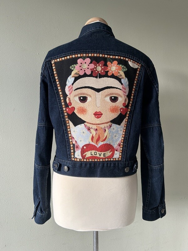 Spijkerjack met gobelin paneel geïnspireerd op Frida Kahlo, afgewerkt met vintage sierbandje. Mt L