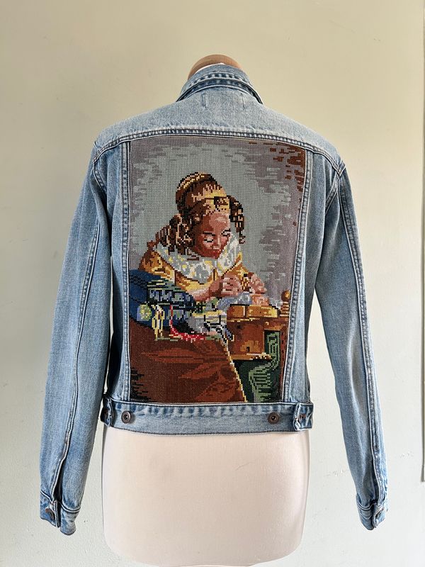 Spijkerjack met borduurwerk ‘de kantwerkster’ van Vermeer