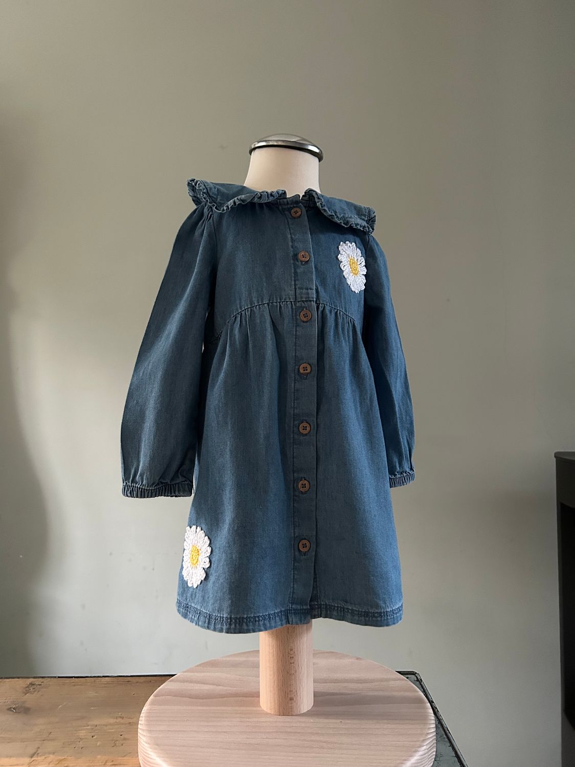 Baby jurkje met gehaakte margrietjes