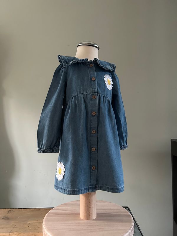 Baby jurkje met gehaakte margrietjes